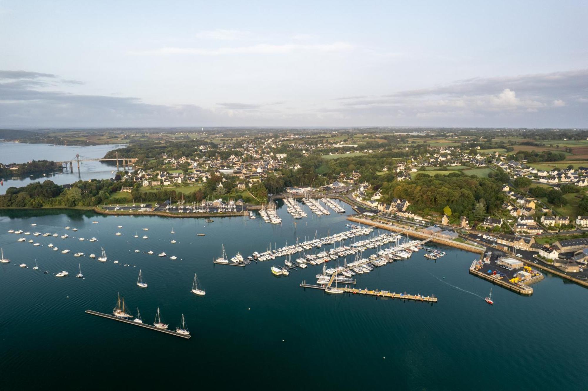 Gite De La Mer Sur Le Port De Plaisance De Lezardrieux Bretagne Exteriör bild